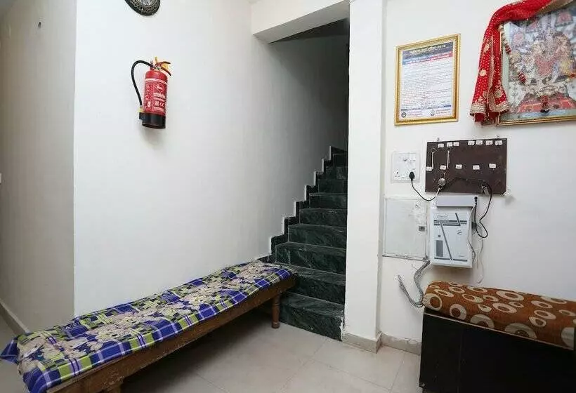 Oyo 30850 Hotel Hira