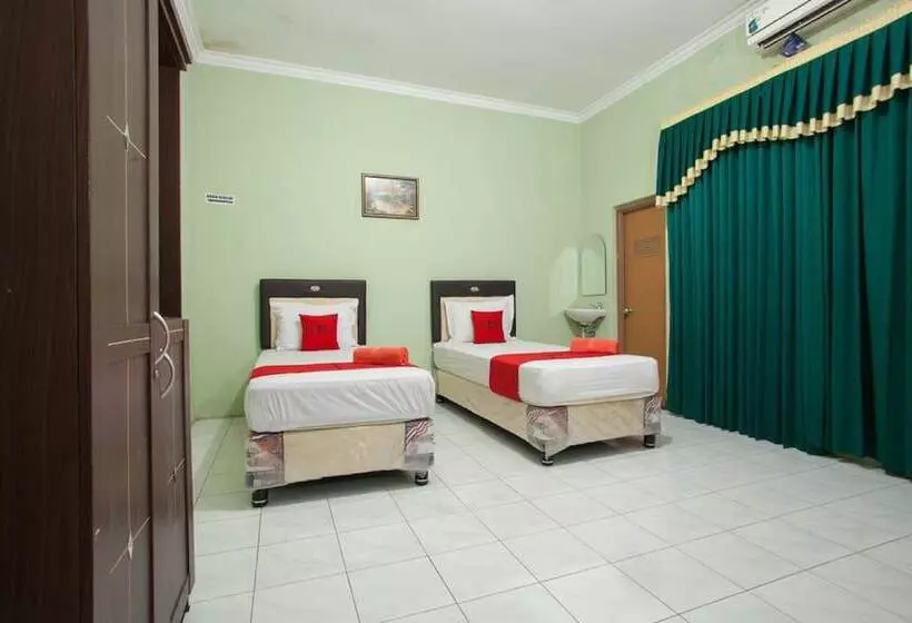 ペンション Reddoorz Syariah @ Janti Malang
