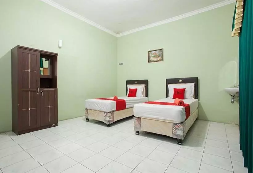 ペンション Reddoorz Syariah @ Janti Malang