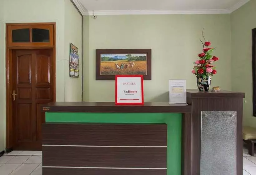 ペンション Reddoorz Syariah @ Janti Malang