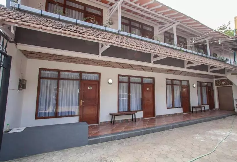 ホテル Reddoorz @ Panglima Sudirman Probolinggo