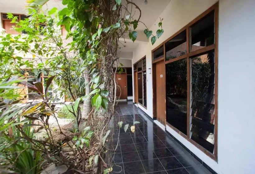 ホテル Reddoorz @ Panglima Sudirman Probolinggo