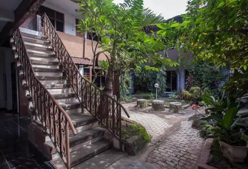 ホテル Reddoorz @ Panglima Sudirman Probolinggo