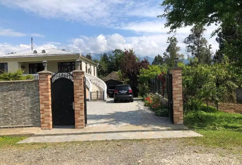 پانسیون Guest House Guram
