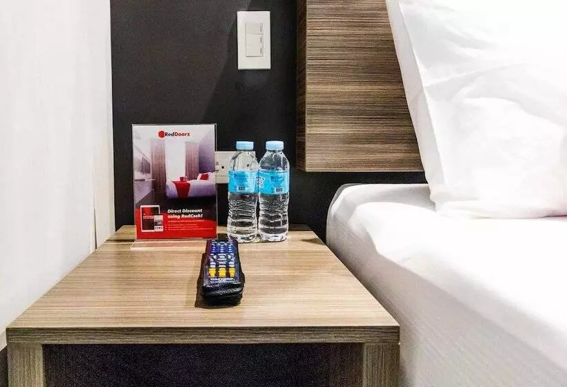 ホテル Reddoorz Plus @ Jones Avenue Cebu