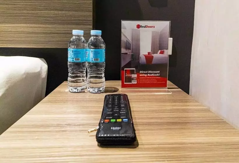 ホテル Reddoorz Plus @ Jones Avenue Cebu