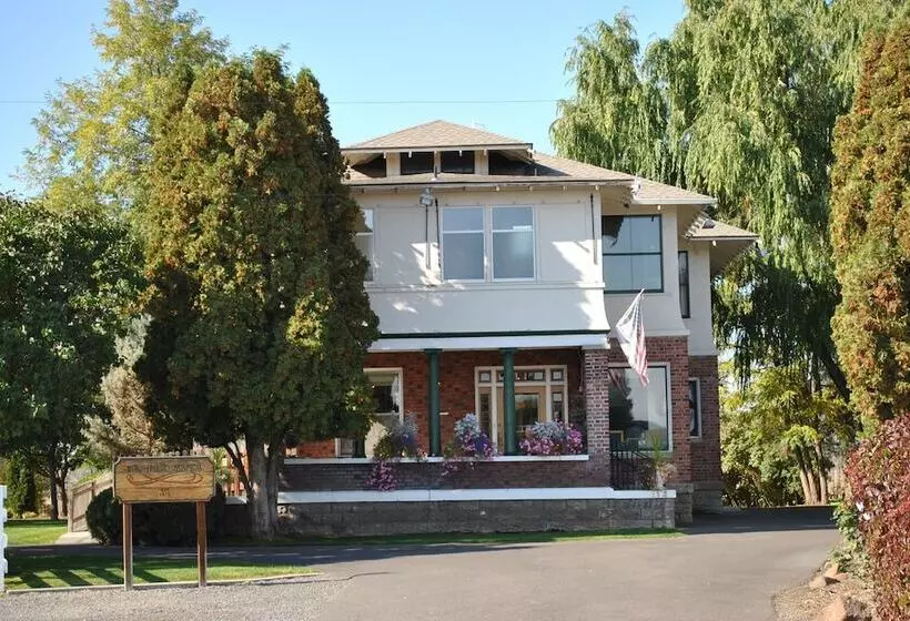 Retkeilymaja Birchfield Manor Inn And Restaurant