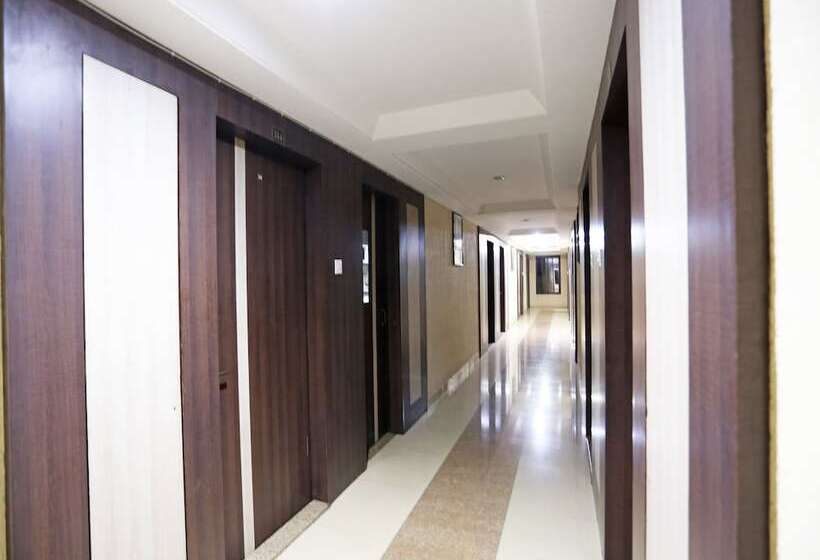 Oyo 22040 Hotel Central Plaza