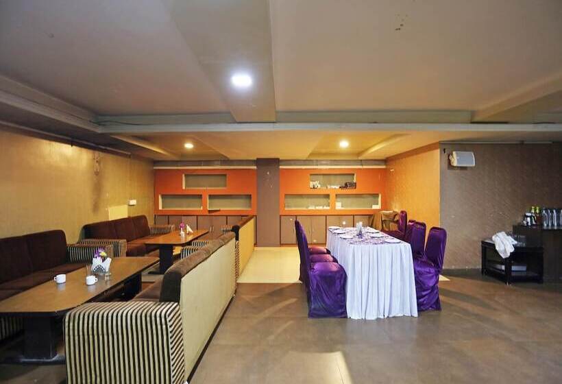 Oyo 22040 Hotel Central Plaza