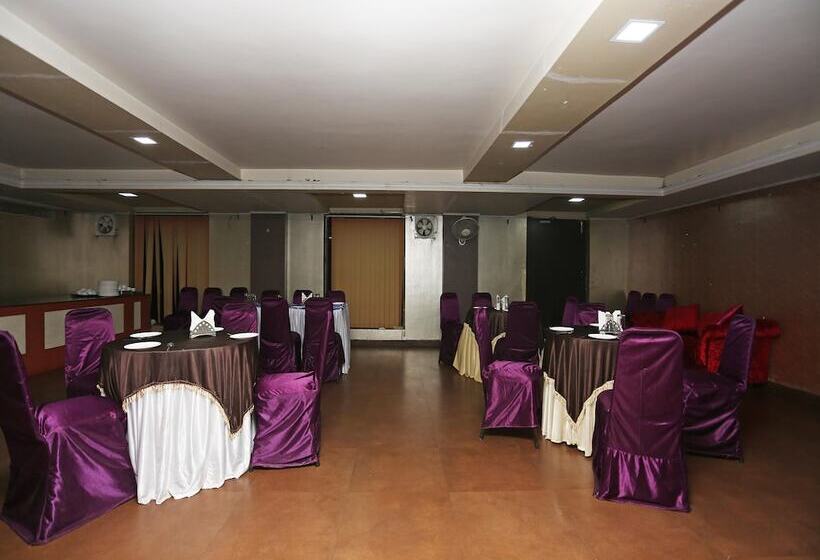 Oyo 22040 Hotel Central Plaza