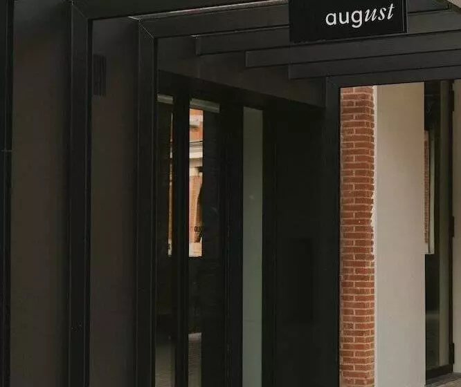 هتل August