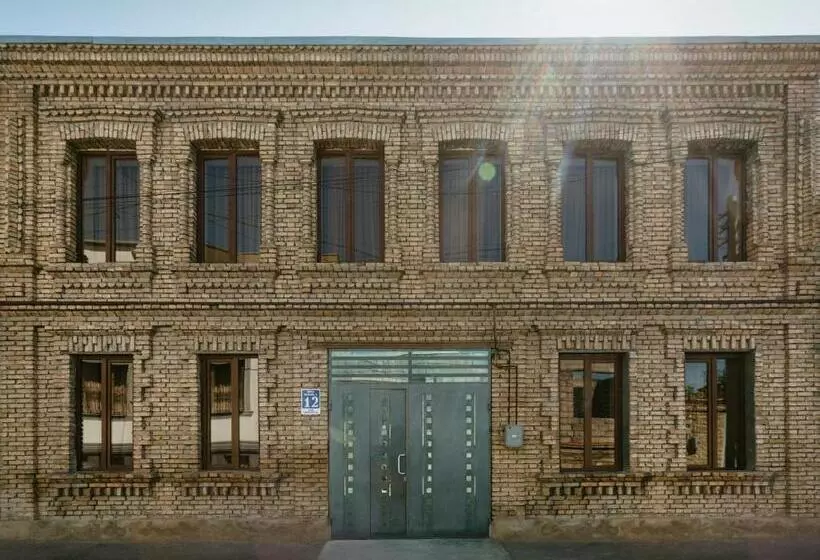 پانسیون Brick Walls