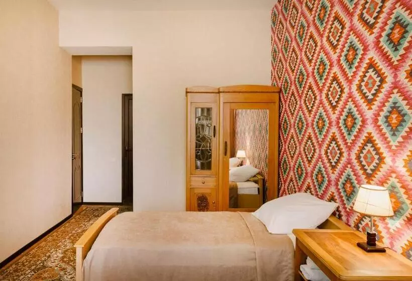 پانسیون Brick Walls