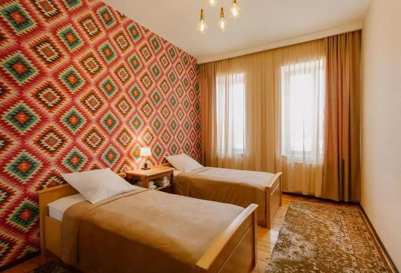 پانسیون Brick Walls