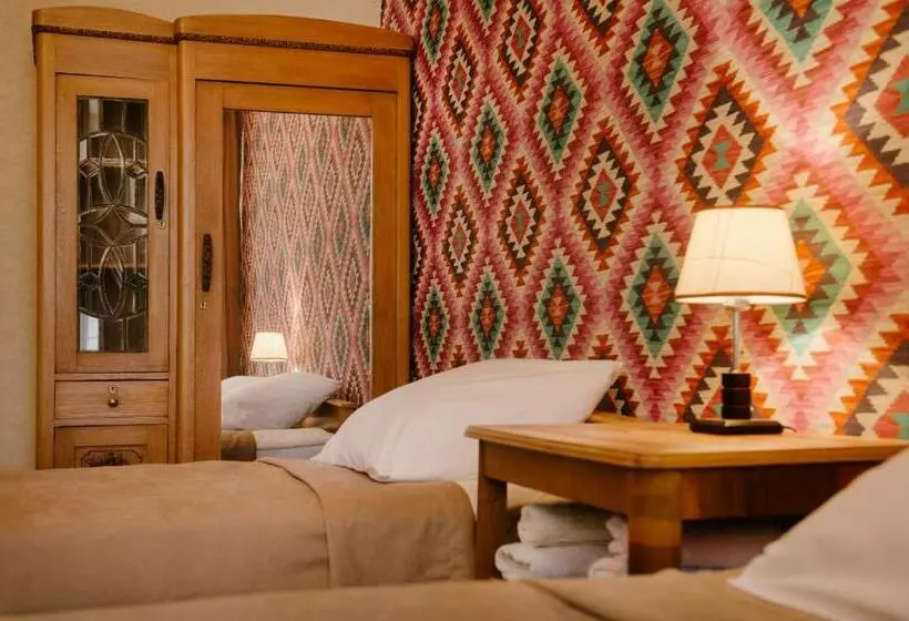 پانسیون Brick Walls