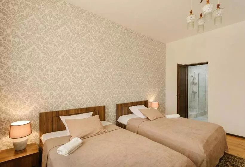 پانسیون Brick Walls