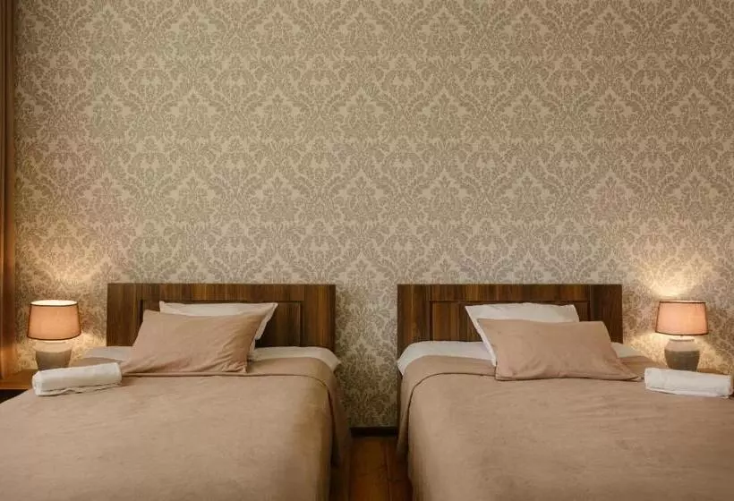 پانسیون Brick Walls