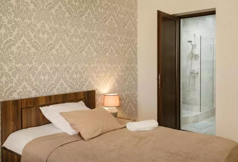 پانسیون Brick Walls