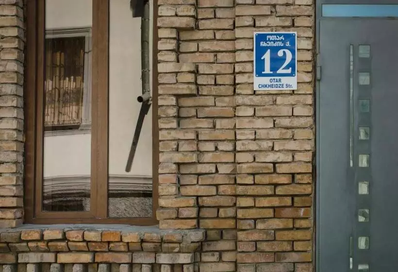 پانسیون Brick Walls