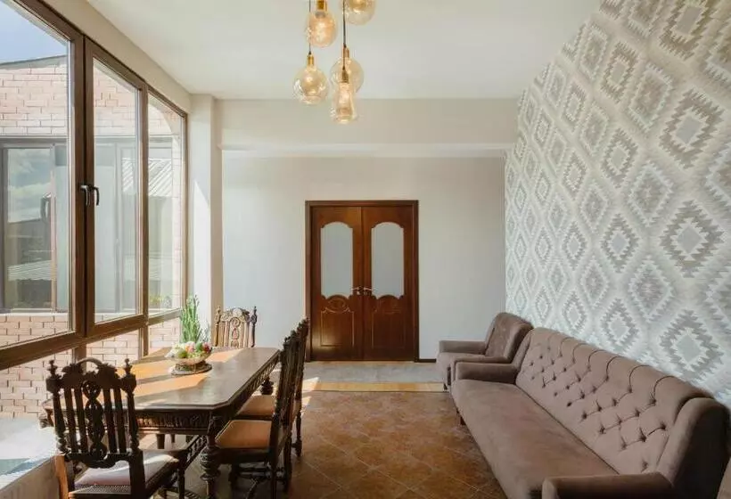 پانسیون Brick Walls