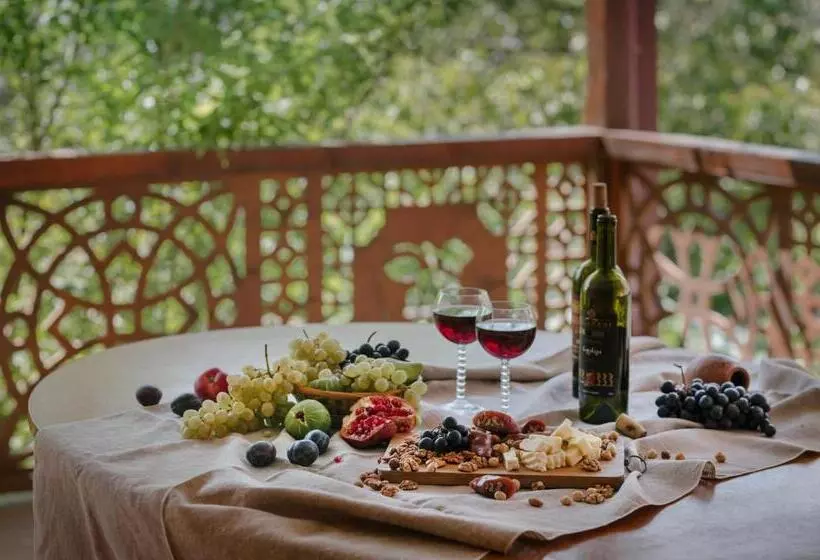 پانسیون Brick Walls