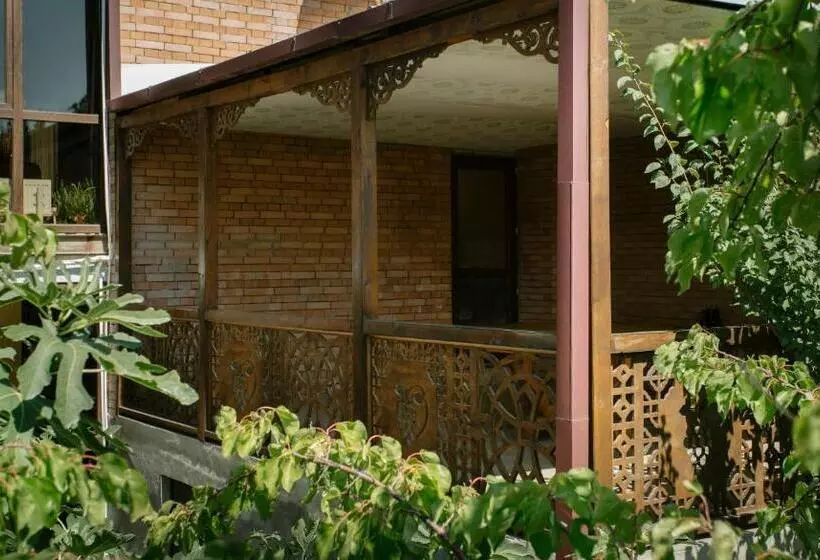 پانسیون Brick Walls