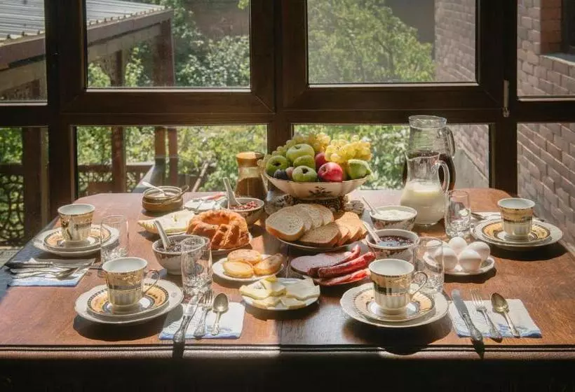 پانسیون Brick Walls