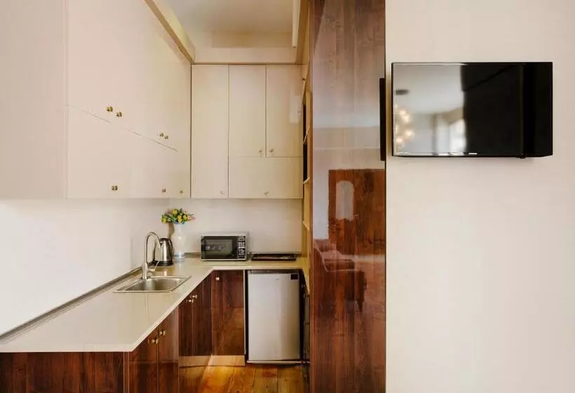 پانسیون Brick Walls