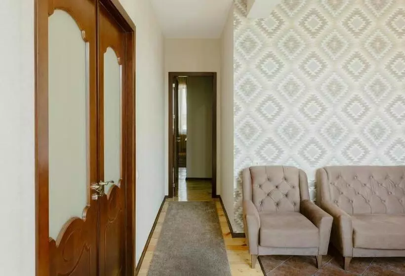 پانسیون Brick Walls