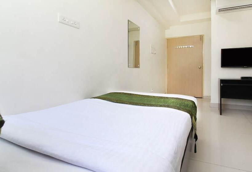 בית מלון כפרי Treebo Trip Drona Inn