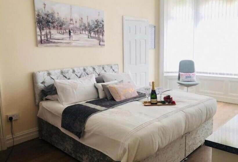 Отель The Winter Garden Suites