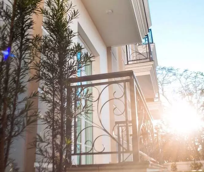 هتل Bisinii Boutique