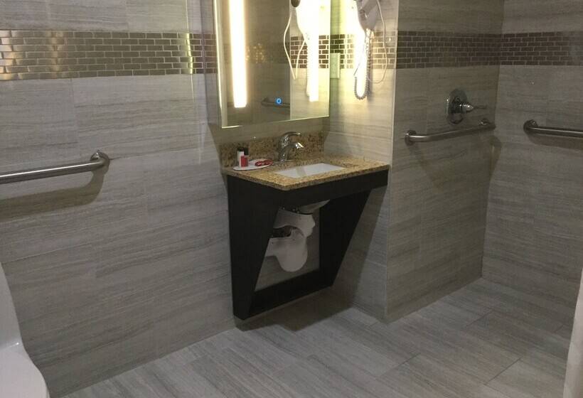 Hotel Ramada By Wyndham Bronx Terminal