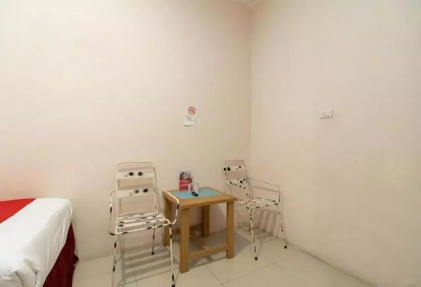 Hotelli Reddoorz At Fella Homestay Medan
