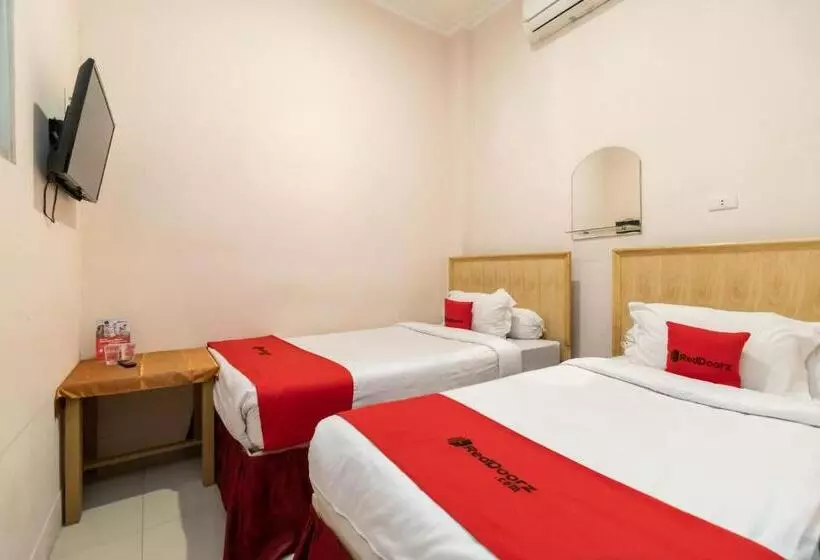 Hotelli Reddoorz At Fella Homestay Medan