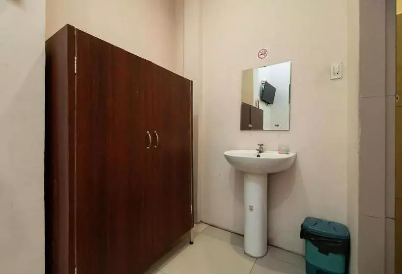 Hotelli Reddoorz At Fella Homestay Medan