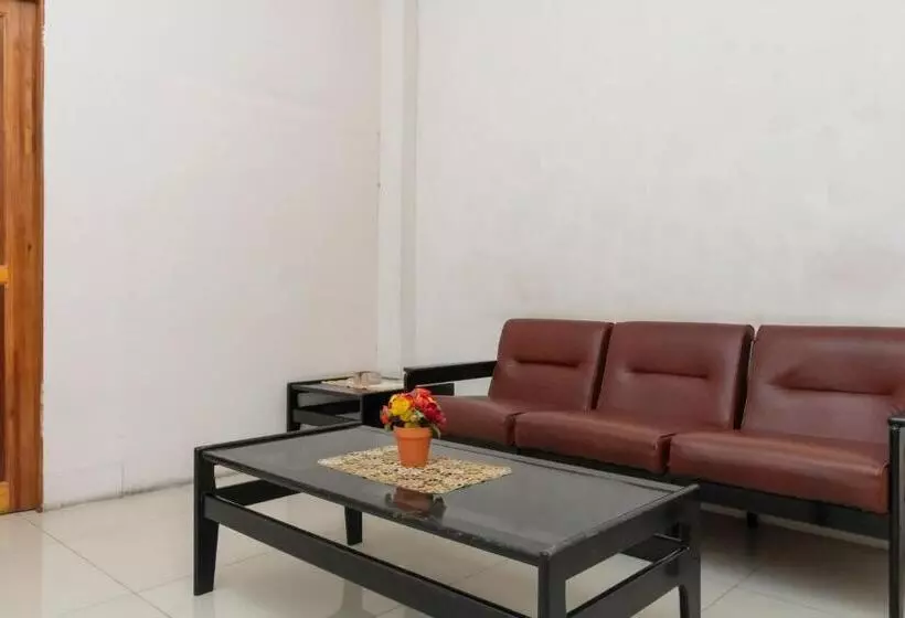 Hotelli Reddoorz At Fella Homestay Medan