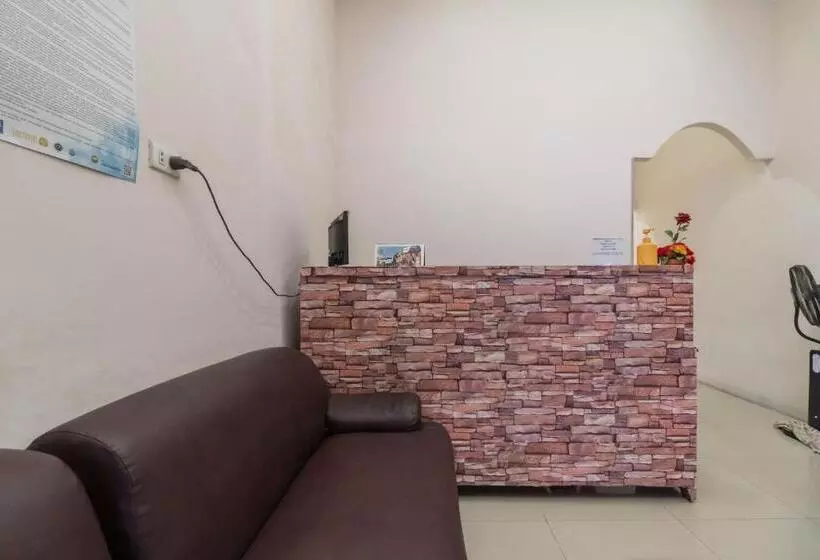 Hotelli Reddoorz At Fella Homestay Medan