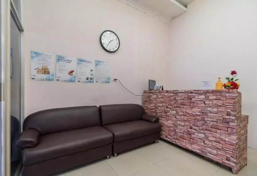 Hotelli Reddoorz At Fella Homestay Medan