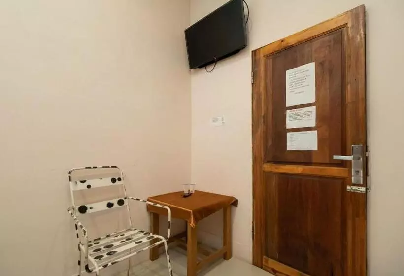 Hotelli Reddoorz At Fella Homestay Medan