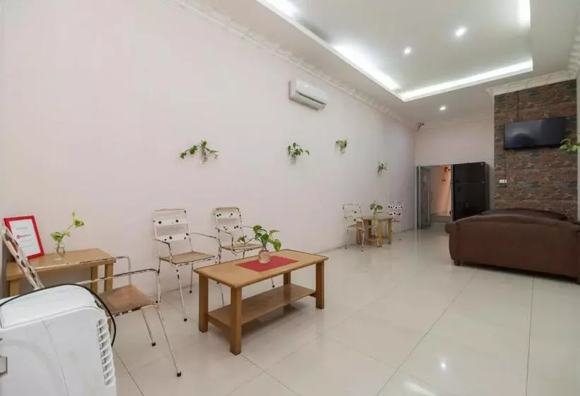 Hotelli Reddoorz At Fella Homestay Medan