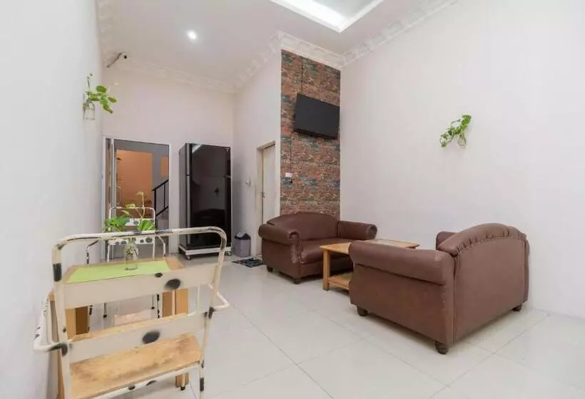 Hotelli Reddoorz At Fella Homestay Medan