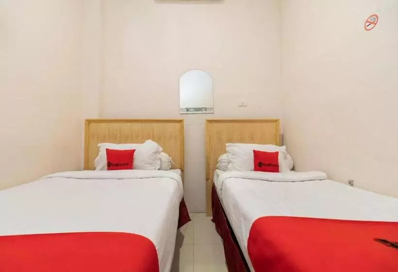 Hotelli Reddoorz At Fella Homestay Medan