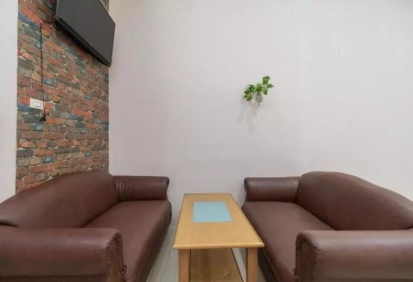 Hotelli Reddoorz At Fella Homestay Medan