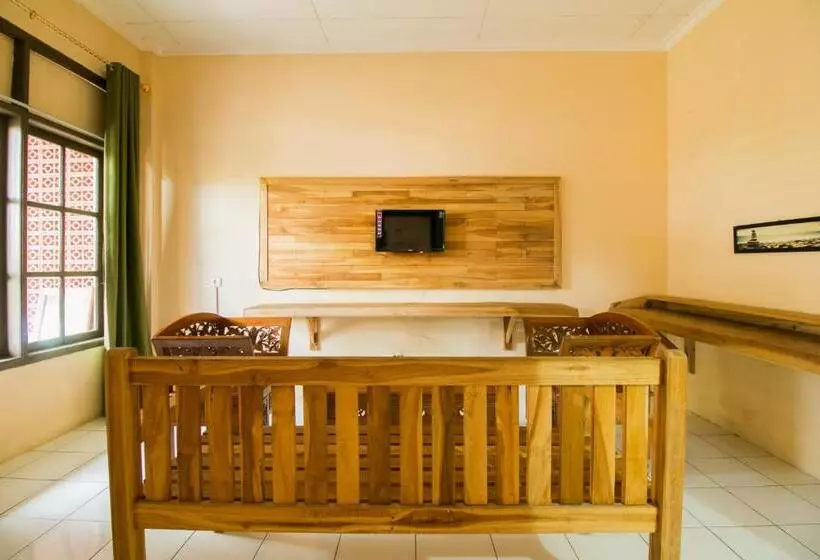 Retkeilymaja Reddoorz @ Pantai Pelabuhan Ratu 2