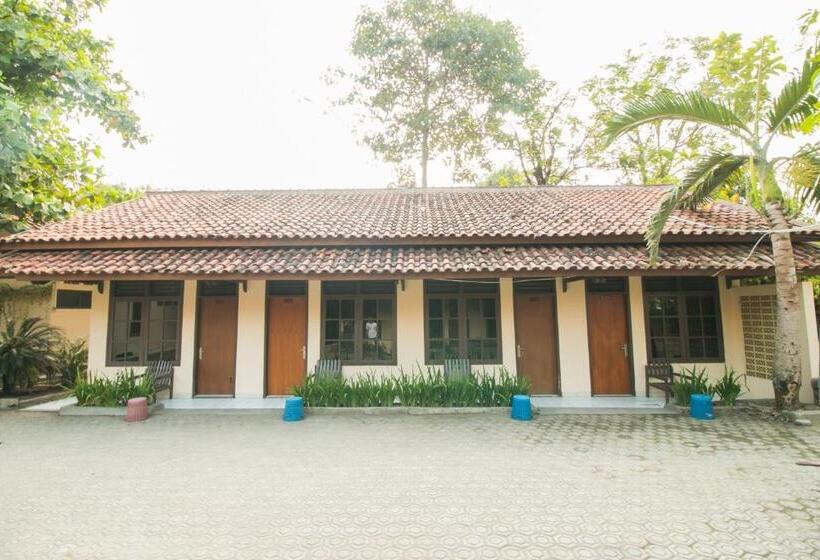 فندق صغير Reddoorz @ Pantai Pelabuhan Ratu 2