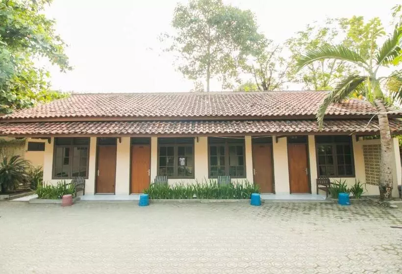 Retkeilymaja Reddoorz @ Pantai Pelabuhan Ratu 2