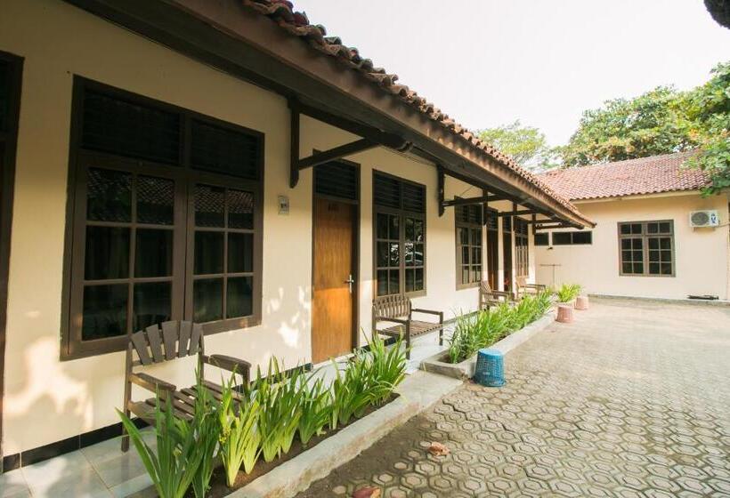 فندق صغير Reddoorz @ Pantai Pelabuhan Ratu 2