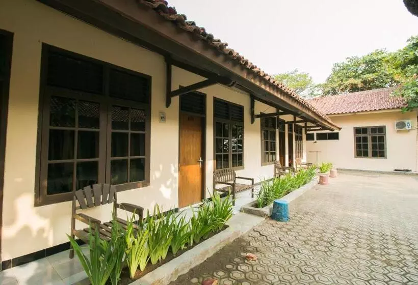 Retkeilymaja Reddoorz @ Pantai Pelabuhan Ratu 2