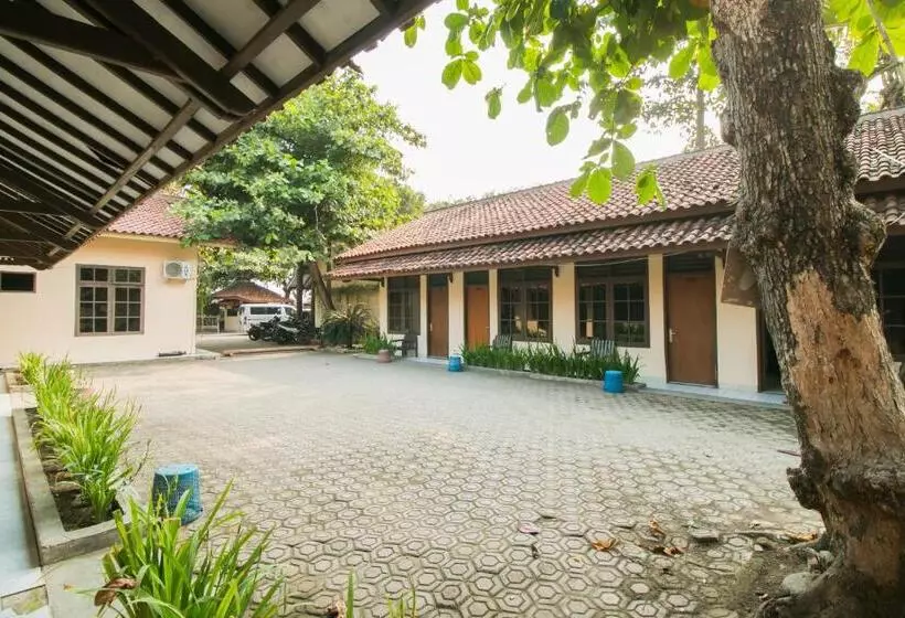 Retkeilymaja Reddoorz @ Pantai Pelabuhan Ratu 2